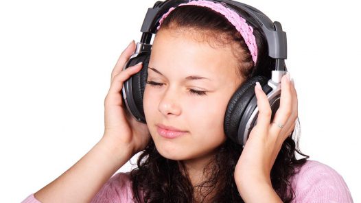 Meisje met hoofdtelefoon radiospot beluisteren