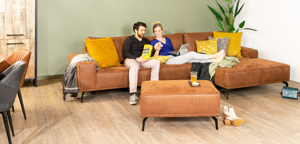 Mensen in sofa van Crack